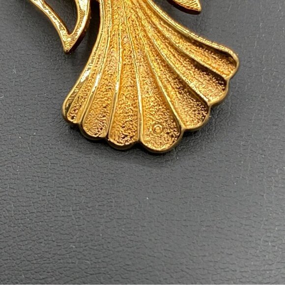 Avon Singing Angel in Gold Tone with Tack Pin Backing Vintage 1990s Avon - Picture 8 of 9